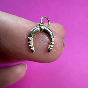 Charm de herradura vintage de oro de 9 quilates • Colgante de buena suerte de oro macizo • Charm de herradura de 9 quilates para pulsera y collar • Delicado colgante ecuestre de oro