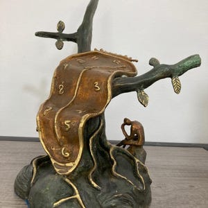 Salvador Dalí bronsskulptur av tidens adel | Bronsstaty med smältklocka | Surrealistisk konstdekor | Brons med förlorat vax | Samlargåva
