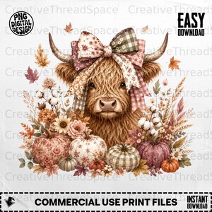 Könnte beinhalten: Eine digitale Illustration eines flauschigen Hochlandrindes mit einer großen gemusterten Schleife zwischen den Hörnern, umgeben von Herbstblättern, Baumwollzweigen, Sonnenblumen und verschiedenen Kürbissen in Orange-, Rosa- und Grüntönen auf weißem Grund.