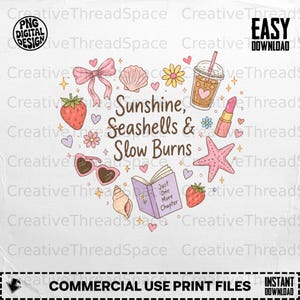 以下が含まれることがあります： Sunshine, Seashells & Slow Burnsというテキストと、ピンクのリボン、貝殻、花、アイスコーヒー、口紅、ハート型のサングラス、イチゴ、Just One More Chapterというタイトルの本のイラストが描かれたデジタルグラフィックデザイン。