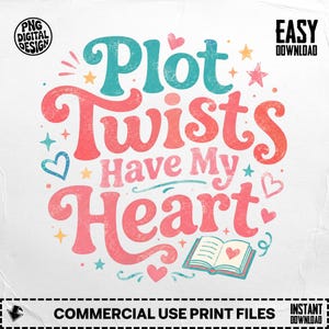以下が含まれることがあります： Plot Twists Have My Heartというテキストがスタイリッシュでかすれたフォントで描かれたデジタルグラフィックデザイン。Plotはティール色、TwistsとHeartはコーラルピンク色です。小さなハート、星、開いた本のアイコンが含まれています。