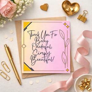 Può includere: Un biglietto d'auguri quadrato con uno sfondo sfumato dal giallo al rosa che riporta il testo nero Thank You For Being Onederful, Simply Beautiful! Il biglietto presenta bordi geometrici dorati, un disegno a linee di foglie e piccole stelle.
