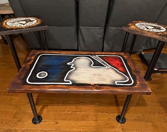 Table basse en bois sur le thème du baseball avec incrustation de résine époxy.