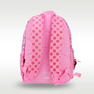Pode incluir: Uma mochila rosa brilhante com duas al&ccedil;as acolchoadas com um padr&atilde;o de bolinhas rosa escuro. O painel traseiro &eacute; rosa s&oacute;lido com os logotipos da Disney e da Smiggle impressos em branco. A mochila inclui al&ccedil;as ajust&aacute;veis e bolsos laterais de rede.