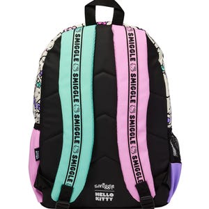 Peut inclure: Un sac &agrave; dos avec un motif Hello Kitty sur fond cr&egrave;me, agr&eacute;ment&eacute; de touches noires, vert menthe et roses. Le panneau arri&egrave;re est noir avec des bretelles rembourr&eacute;es, l'une vert menthe et l'autre rose, portant le texte Smiggle et des ic&ocirc;nes.