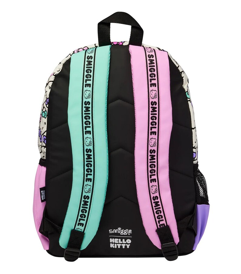 Peut inclure: Un sac &agrave; dos avec un motif Hello Kitty sur fond cr&egrave;me, agr&eacute;ment&eacute; de touches noires, vert menthe et roses. Le panneau arri&egrave;re est noir avec des bretelles rembourr&eacute;es, l'une vert menthe et l'autre rose, portant le texte Smiggle et des ic&ocirc;nes.