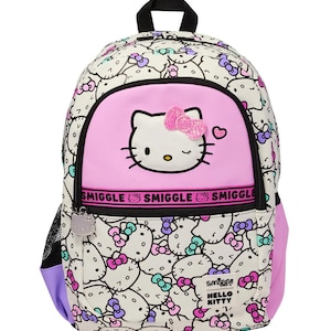 Peut inclure: Un sac &agrave; dos blanc avec un imprim&eacute; Hello Kitty sur toute la surface, agr&eacute;ment&eacute; de touches roses, violettes et bleu sarcelle. La poche avant pr&eacute;sente un grand visage Hello Kitty avec un n&oelig;ud rose paillet&eacute; et une &eacute;tiquette Smiggle Hello Kitty.
