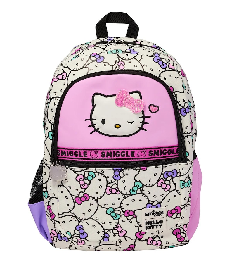 Peut inclure: Un sac &agrave; dos blanc avec un imprim&eacute; Hello Kitty sur toute la surface, agr&eacute;ment&eacute; de touches roses, violettes et bleu sarcelle. La poche avant pr&eacute;sente un grand visage Hello Kitty avec un n&oelig;ud rose paillet&eacute; et une &eacute;tiquette Smiggle Hello Kitty.