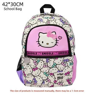 Peut inclure: Un sac d'&eacute;cole blanc avec un motif r&eacute;p&eacute;titif Hello Kitty agr&eacute;ment&eacute; de n&oelig;uds violets et bleu sarcelle. La poche avant rose affiche un grand visage Hello Kitty et un n&oelig;ud rose paillet&eacute;. Il comporte une poign&eacute;e noire, des fermetures &eacute;clair noires et le texte Smiggle.