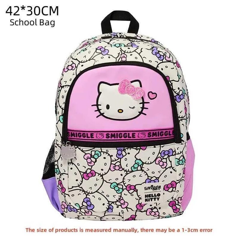 Peut inclure: Un sac d'&eacute;cole blanc avec un motif r&eacute;p&eacute;titif Hello Kitty agr&eacute;ment&eacute; de n&oelig;uds violets et bleu sarcelle. La poche avant rose affiche un grand visage Hello Kitty et un n&oelig;ud rose paillet&eacute;. Il comporte une poign&eacute;e noire, des fermetures &eacute;clair noires et le texte Smiggle.