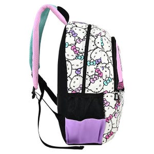 Peut inclure: Un sac &agrave; dos blanc avec un motif int&eacute;gral de visages Hello Kitty orn&eacute;s de n&oelig;uds roses et bleus. Le sac comprend des poches lat&eacute;rales en filet noir, une base violette, des fermetures &eacute;clair noires et des bretelles rembourr&eacute;es avec une doublure en filet rose et bleu clair.