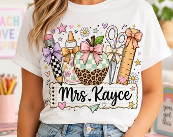 Camiseta personalizada para professor em PNG, com estampa de material escolar em tons pastel.