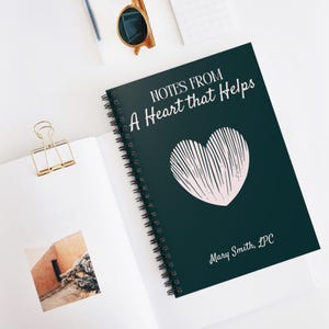 Caderno espiral personalizado | Diário "Coração que Ajuda" | Presente de agradecimento para assistente social