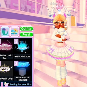 Op de afbeelding: Digitale illustratie van een personage in een witte outfit met een roze rok en accessoires. De afbeelding bevat een selectie virtuele halo's en een logo met een teddybeer-personage en de tekst "Hibby Halos."