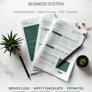 Op de afbeelding: Een stapel witte papieren documenten met groene en zwarte tekst, getiteld "ELECTRICIAN BUSINESS SYSTEM". De afbeelding bevat een potlood, een pen en kleine potplanten. Tekst op de documenten omvat "SERVICE LOGS", "SAFETY CHECKLISTS" en "INVOICES".