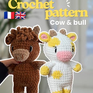 Peut inclure: Deux jouets en crochet, l'un marron foncé avec une texture hirsute et l'autre blanc avec des taches jaunes et un museau rose. Le texte "Crochet pattern Cow & bull" est affiché au-dessus, accompagné des drapeaux français et britannique.