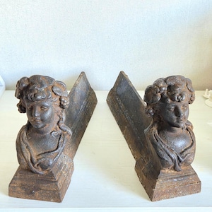 Antika franska gjutjärnsbyst med kvinnohängare - Par viktorianska Chenets eldhundar, shabby chic härddekor, figurativa bokstöd eller dörrstopp