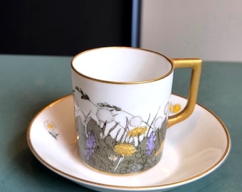 Juego antiguo y lujoso de taza y platillo de porcelana Nymphenburg Jugendstil (Art Nouveau) con flores silvestres.