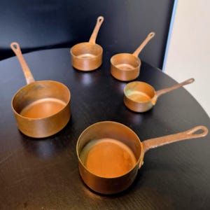Sartenes miniatura de cobre vintage con asas de hierro fundido - Juego de 5 ollas decorativas de diferentes tamaños