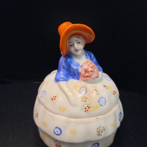 Vintage 1930-tals Suvesco Foreign Crinoline Lady Keramik Syltkruka | Art Deco Figural Kryddburk Southern Belle med Blomkorg