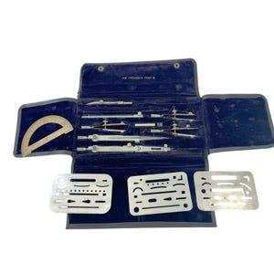 Pode incluir: Uma caneca de cerâmica branca com uma alça preta e o texto "But First, Coffee" em preto, com uma fonte manuscrita. A caneca tem provavelmente 325 ml.