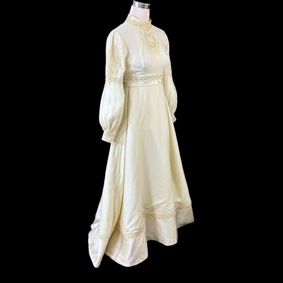 White velvet deals wedding dress