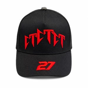 Könnte beinhalten: Eine schwarze Baseballkappe mit roter Stickerei auf den Vorderteilen und der in Rot gestickten Zahl 27 auf dem Schirm. Die Kappe hat eine strukturierte Krone, einen gebogenen Schirm und einen kleinen, dunklen Metallknopf in der Mitte oben.