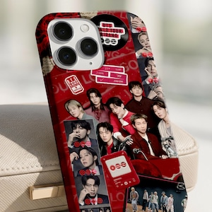 Puede incluir: Una funda para smartphone con un collage rojo de los miembros de BTS, gráficos de gira de conciertos y texto que incluye 'BTS WORLD TOUR', 'JIN', 'SUGA', 'J-HOPE', 'RM', 'JIMIN', 'V', 'JUNGKOOK' y 'ARIRANG'. El diseño incluye varios retratos.
