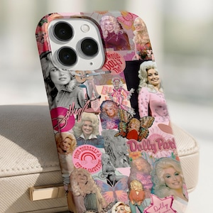 Könnte beinhalten: Eine Handyhülle mit einer Collage aus Dolly Parton-Bildern, darunter Fotografien, Illustrationen und Schmetterlinge in Rosa-, Weiß- und Schwarztönen. Das Design enthält Texte wie "What Would Dolly Do?", "Dolly Parton", "Pour Yourself a Cup of Ambition" und "Dolly Forever" in verschiedenen Schriftarten.