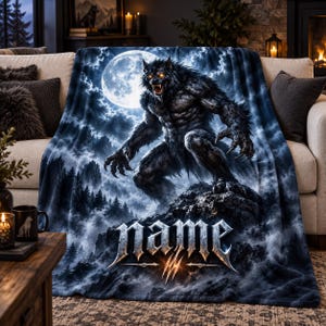 Peut inclure: Un plaid en peluche représentant une scène sombre et atmosphérique avec un loup-garou grognant debout sur une falaise rocheuse sous une pleine lune. Le motif inclut une forêt brumeuse et le mot name dans une police de style gothique métallique.
