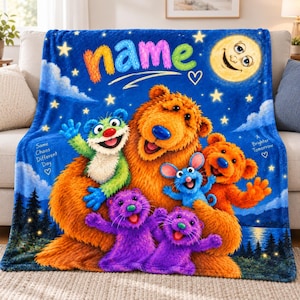Puede incluir: Una manta de forro polar azul con un gran oso pardo, una criatura verde, un ratón azul y dos nutrias moradas bajo un cielo nocturno con una luna amarilla y estrellas. El texto "name", "Same Chaos Different Day" y "A Brighter Tomorrow" está impreso.