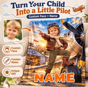 Puede incluir: Una manta de forro polar personalizada con la imagen impresa de un niño vestido de piloto, con chaqueta de cuero marrón, bufanda y gafas de aviador, junto a un avión antiguo. La manta incluye el texto NAME y opciones de personalización.