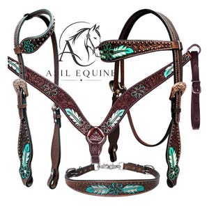 Puede incluir: Un conjunto de brida y peto para caballo en cuero marrón oscuro con grabados florales y de plumas, detalles pintados en turquesa y blanco, herrajes plateados y el logotipo ASIL EQUINE impreso en el centro.