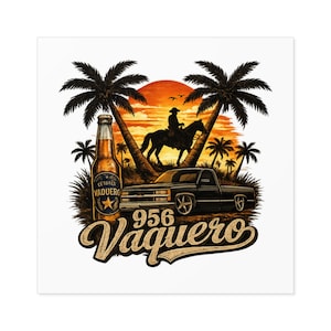 Pode incluir: Design gráfico com uma cena de pôr do sol com palmeiras, um cowboy a cavalo e uma picape preta. Uma garrafa de cerveja com o texto "CERVEZA VAQUERO" está à esquerda. O texto "956 Vaquero" está na parte inferior.