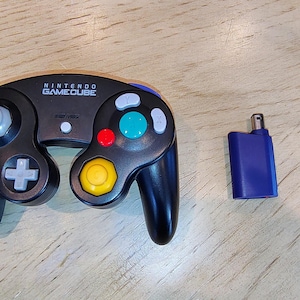 Kit personalizzato 8BitDo con controller wireless per Nintendo GameCube e ricevitore retrò (nero intenso)
