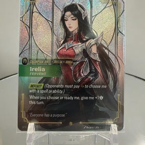 Könnte beinhalten: Eine holografische Sammelkarte mit Irelia, einer Champion-Einheit. Die Karte hat einen silbernen Folienhintergrund mit einem Buntglasdesign. Irelia wird mit langen schwarzen Haaren dargestellt und trägt eine rote und silberne Rüstung. Text: "Everyone has a purpose."