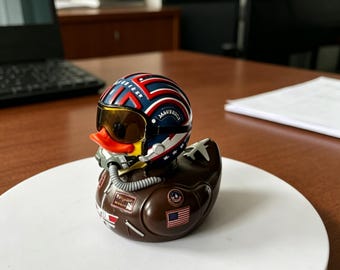 Pato de borracha colecionável do piloto Maverick de Top Gun, edição de 40º aniversário - Brinquedo de banho para fãs de cinema dos anos 80 - Pato do 250º aniversário de Independence