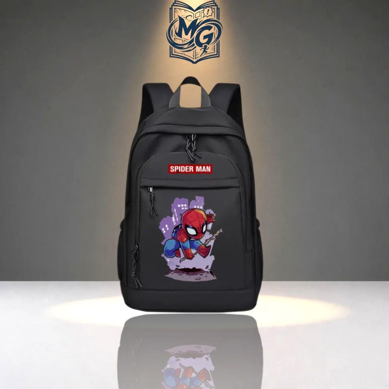 Puede incluir: Una mochila negra con un parche rectangular rojo con el texto blanco SPIDER MAN. El bolsillo delantero muestra un gr&aacute;fico de un personaje de Spider-Man en un traje rojo y azul sobre un fondo de silueta de ciudad de color morado.