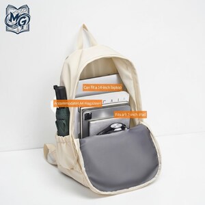 Puede incluir: Una mochila de color crema con un compartimento principal abierto que contiene un port&aacute;til de 14 pulgadas, revistas A4 y un iPad de 9,7 pulgadas. Un paraguas verde oscuro est&aacute; en el bolsillo lateral. El interior tiene etiquetas de texto naranja.