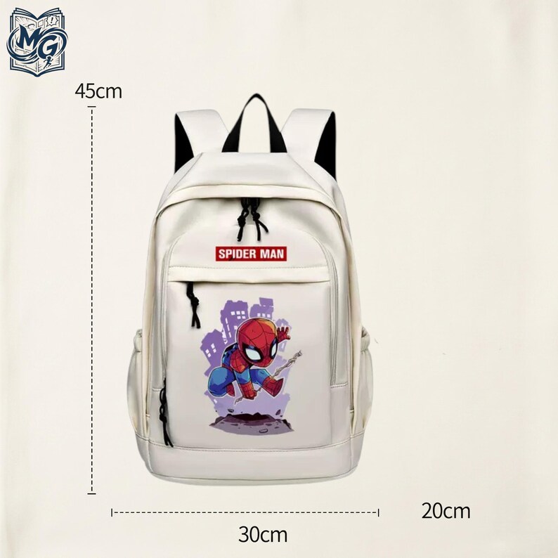 Puede incluir: Una mochila blanca con un gr&aacute;fico y texto de Spider-Man, con correas y cremalleras negras. La bolsa mide 45 cm de alto, 30 cm de ancho y 20 cm de profundidad, seg&uacute;n indican las l&iacute;neas de medici&oacute;n y etiquetas visibles en la imagen.
