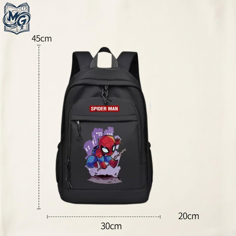 Puede incluir: Una mochila negra con un gr&aacute;fico y texto de Spider-Man. La bolsa tiene un compartimento principal y un bolsillo frontal con cremalleras. Las dimensiones indicadas son 45cm de altura, 30cm de ancho y 20cm de profundidad. Logo MG visible.