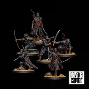 Op de afbeelding: Een set van zes miniatuurfiguurtjes die krijgers in donkere gewaden met rode accenten, tulbanden en gezichtsbedekkingen afbeelden. Elk figuur staat in een gevechtshouding, uitgerust met zwaarden, bogen en pijlenkokers. De tekst Pavale Games is zichtbaar.