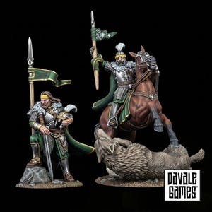 Peut inclure: Deux figurines miniatures peintes représentant un chevalier en armure argentée avec une cape et une bannière vertes, l'un debout sur un rocher tenant une lance et un casque, l'autre monté sur un cheval brun au-dessus d'un loup gris. Le texte Davale Games est visible.