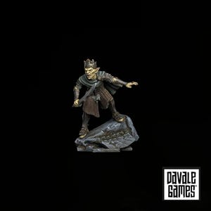 Può includere: Una miniatura dipinta di un guerriero goblin con corona e armatura a maglia, che impugna una lama curva su una base rocciosa. La figura presenta pelle verde, un mantello scuro ed è posizionata in una dinamica postura di combattimento.
