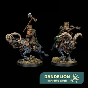 Op de afbeelding: Twee miniatuur dwergstrijders in metalen harnas met groene mantels op gepantserde rammen met grote gekromde hoorns. Elke dwerg houdt een strijdbijl vast. De figuren staan op ronde voetstukken. Tekst onderaan luidt DANDELION in Middle Earth.
