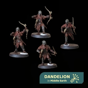 Puede incluir: Cuatro figuras en miniatura de arqueros de fantasía con cascos plateados y túnicas marrones, cada una sosteniendo un arco sobre una base circular. Un gráfico rectangular de color verde azulado muestra el texto DANDELION in Middle Earth.