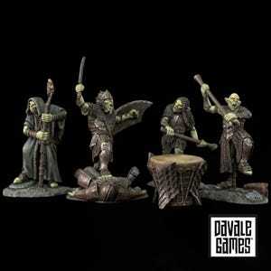 Op de afbeelding: Vier groenhuidige ork-miniaturen van Pavale Games. Eén figuur houdt een staf vast, een ander staat met zwaard en schild over een gevallen soldaat, één bespeelt een trommel en de vierde slaat met een klopper op een trommel.