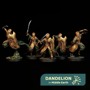 Può includere: Cinque miniature di guerrieri in armatura dorata con accenti verdi, ognuna con una spada curva e uno scudo. Le figure sono in pose di combattimento dinamiche su basi circolari. Un logo nell'angolo riporta la scritta DANDELION in Middle Earth.