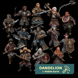 Puede incluir: Una colección de doce figuras en miniatura de enanos detalladas en varias poses de combate, con armaduras intrincadas y armas como hachas, espadas y escudos. Una etiqueta rectangular de color verde azulado en la parte inferior dice DANDELION in Middle Earth.