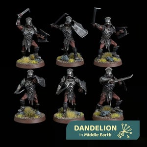 Könnte beinhalten: Sechs Miniatur-Kriegerfiguren auf runden Sockeln mit strukturiertem Boden und Gras. Jede Figur trägt eine silberne Plattenrüstung, einen Helm und hält ein Schwert sowie einen Schild. Die Figuren befinden sich in verschiedenen Kampfposen.